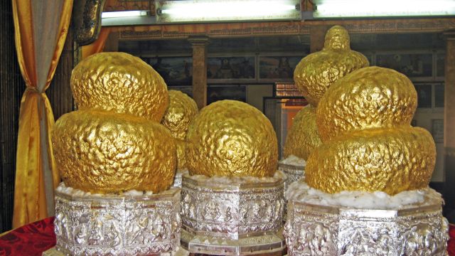 Fünf über und über mit Gold beklebte Buddha-Figuren am Inle-See