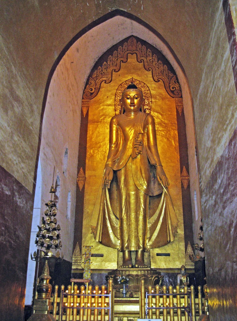 Großer stehender Buddha in der Ananda-Pagode in Bagan