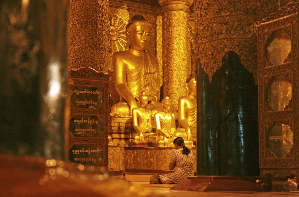 Ruhe und Einkehr im Inneren der Shwedagon-Pagode in Yangon