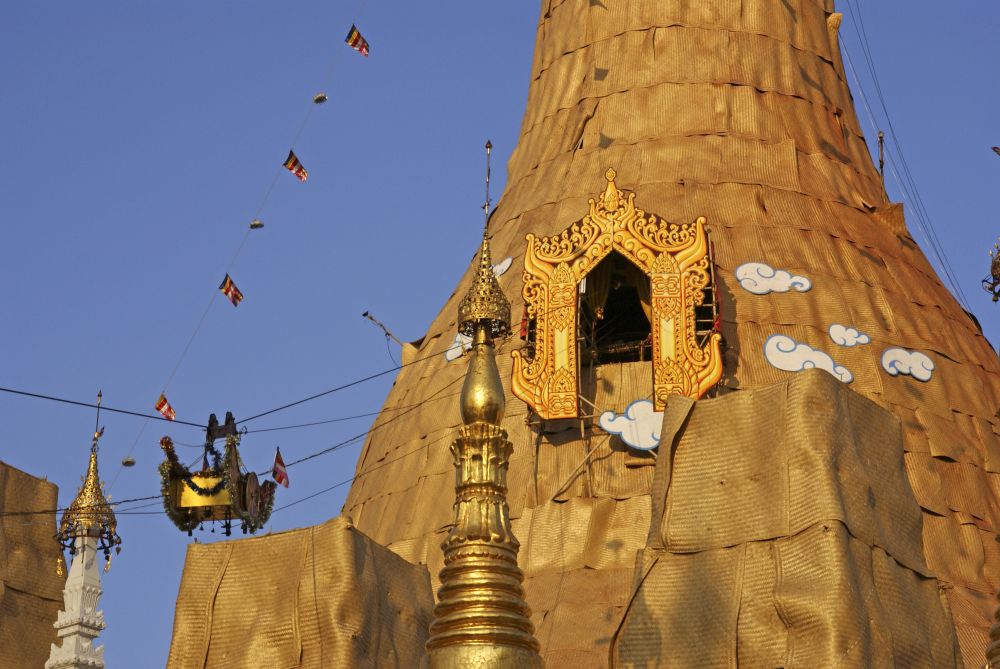 Moment der Dekoration der Sule-Pagode mit gespandeten Goldblättchen in Yangon