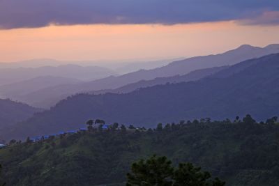 Sonnenuntergang in den Bergen Myanmars