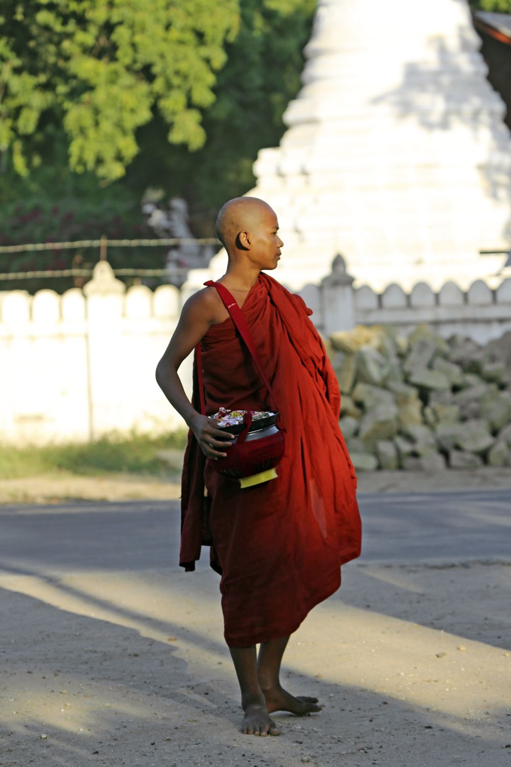 Junger Mönch nach dem Almosengang