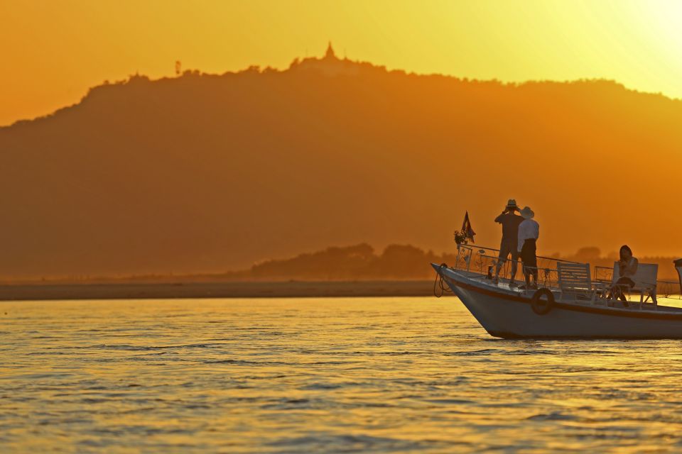 stilvolles Gleiten in den Sonnenuntergang auf dem Irrawaddy
