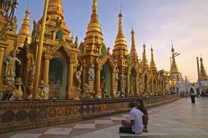 An der Shwedagon-Pagode in Yangon