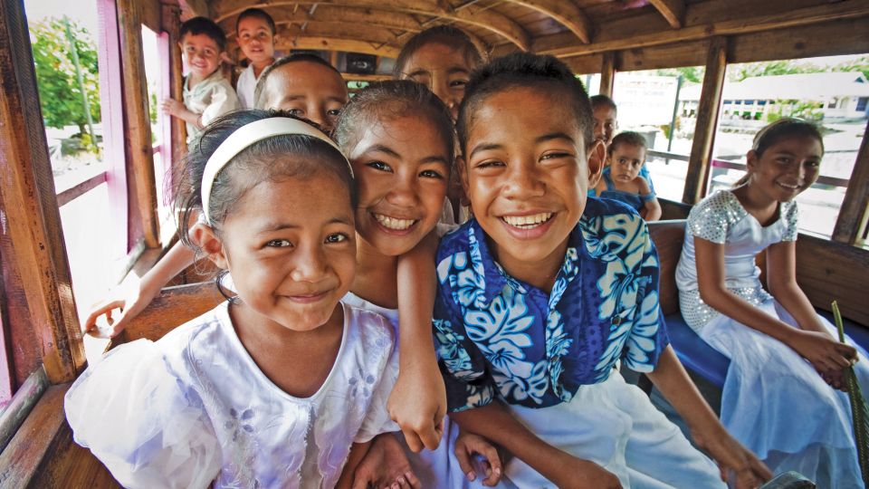 Kinder im Inselbus auf Upolu