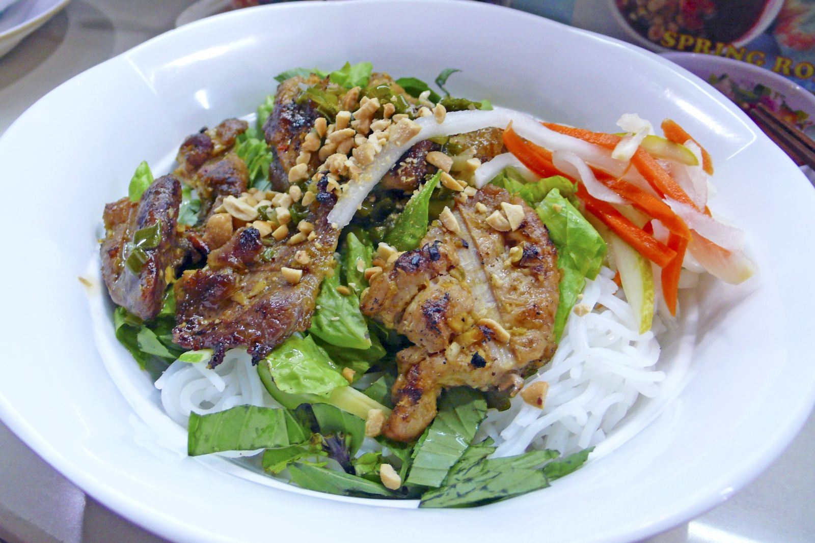 Bun Thit – Reisnudeln mit gegrilltem Fleisch