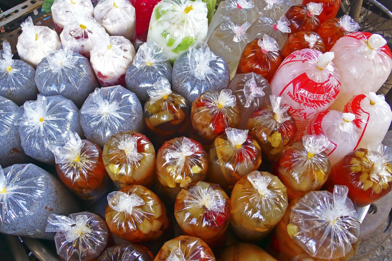 Süßspeisen fertig zum Verzehr verpackt auf dem Markt