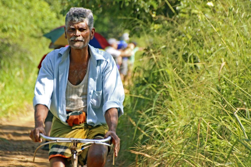 Alter Mann auf dem Fahrrad Sigiriya, Sri Lanka