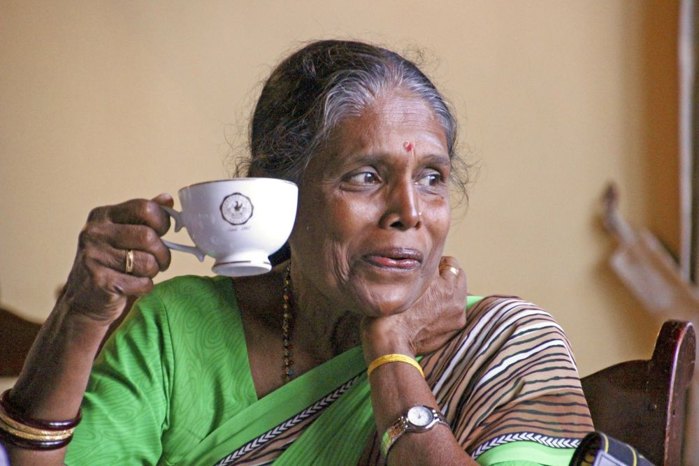 Alte Frau bei Teeverkostung