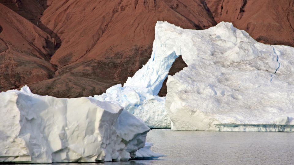 Im Rodefjord trifft roter Sandstein auf weiße Eisberge