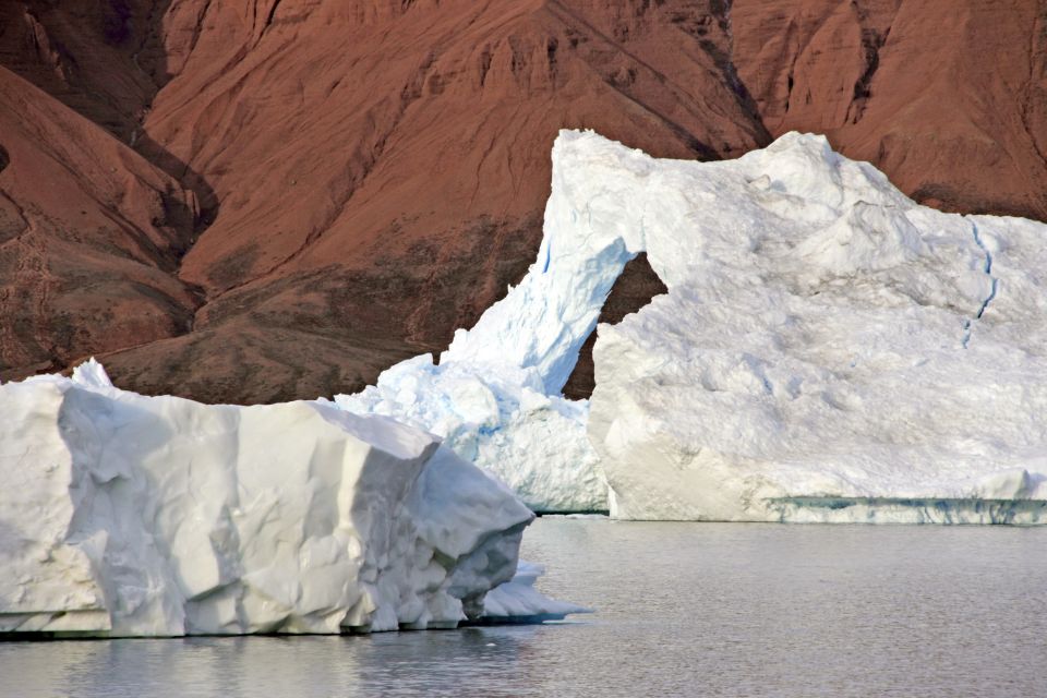 Im Rodefjord trifft roter Sandstein auf weiße Eisberge