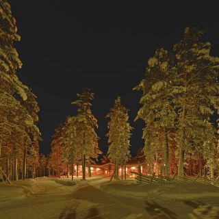 Winterliche Nachtaufnahme der Lodge