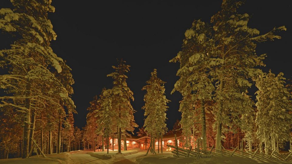 Winterliche Nachtaufnahme der Lodge