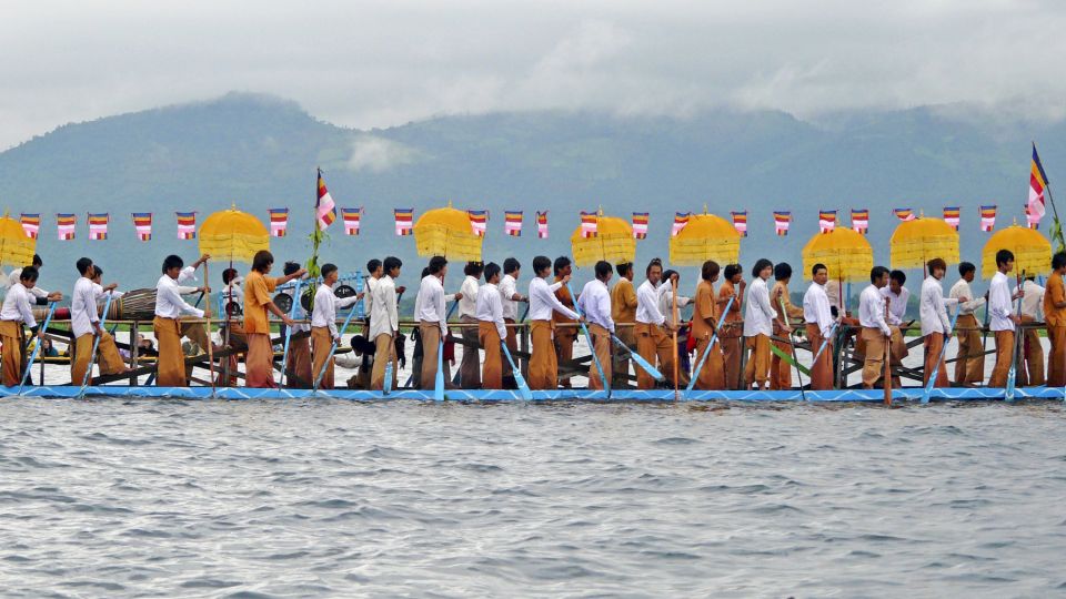 Barkenprozession zum  Phaung Daw Oo Festival am Inle-See
