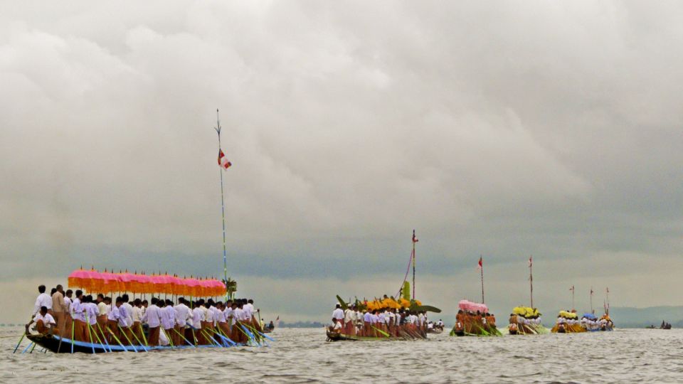 Barkenprozession zum  Phaung Daw Oo Festival am Inle-See