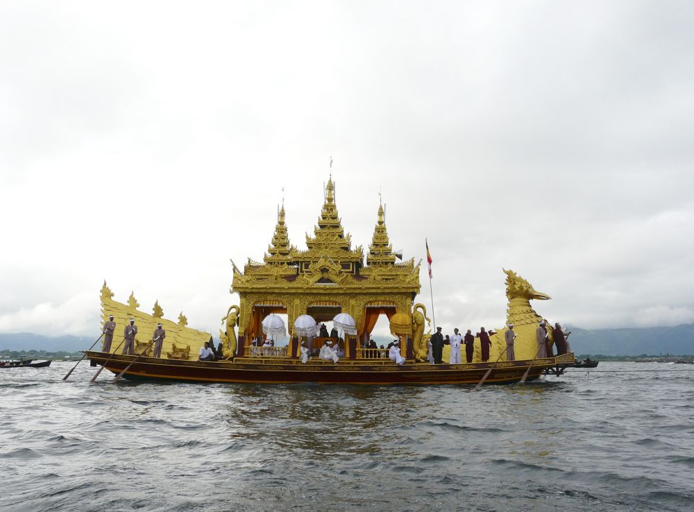 Hauptbarke während der Prozession zum  Phaung Daw Oo Festival am Inle-See