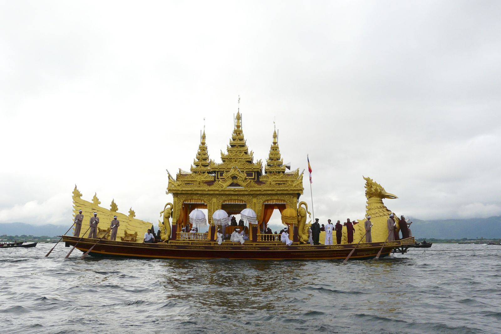 Hauptbarke während der Prozession zum  Phaung Daw Oo Festival am Inle-See