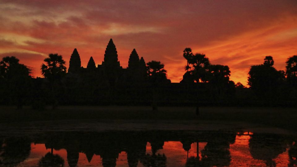 Die Silhouette des imposanten Angkor Wat im Morgenlicht