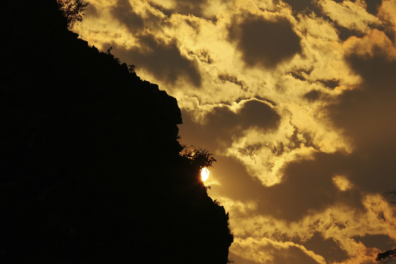 Dramatischer Sonnenuntergang im Karstgebirge Vietnams