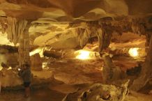 In einer Tropfsteinhöhle der Halong-Bucht