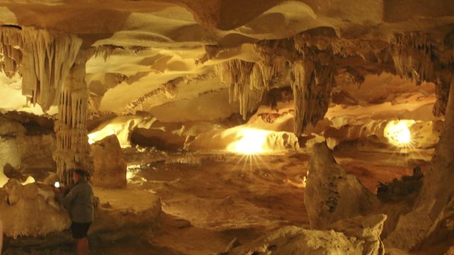 In einer Tropfsteinhöhle der Halongbucht