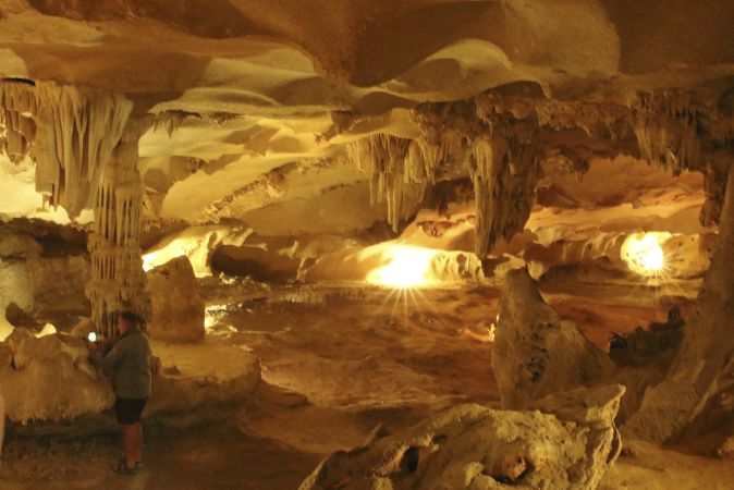 In einer Tropfsteinhöhle der Halongbucht © Diamir