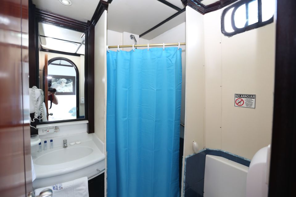 Klein aber funktional, das kabineneigene Bad mit Dusche, Waschtisch und Toilette, Kreuzfahrtkatamaran Archipell I