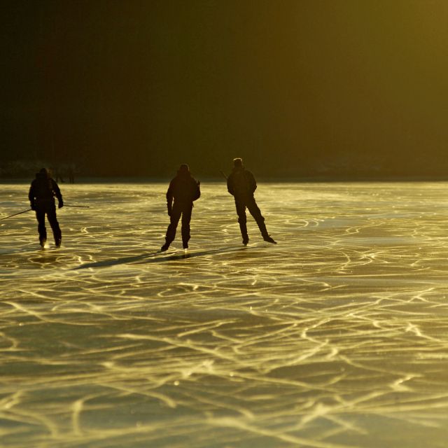 Eislaufen in goldenem Licht
