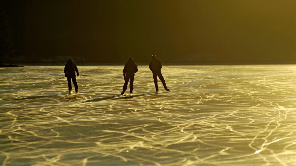 Eislaufen in goldenem Licht