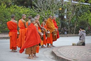 Mönche beim Almosengang am Morgen in Luang Prabang