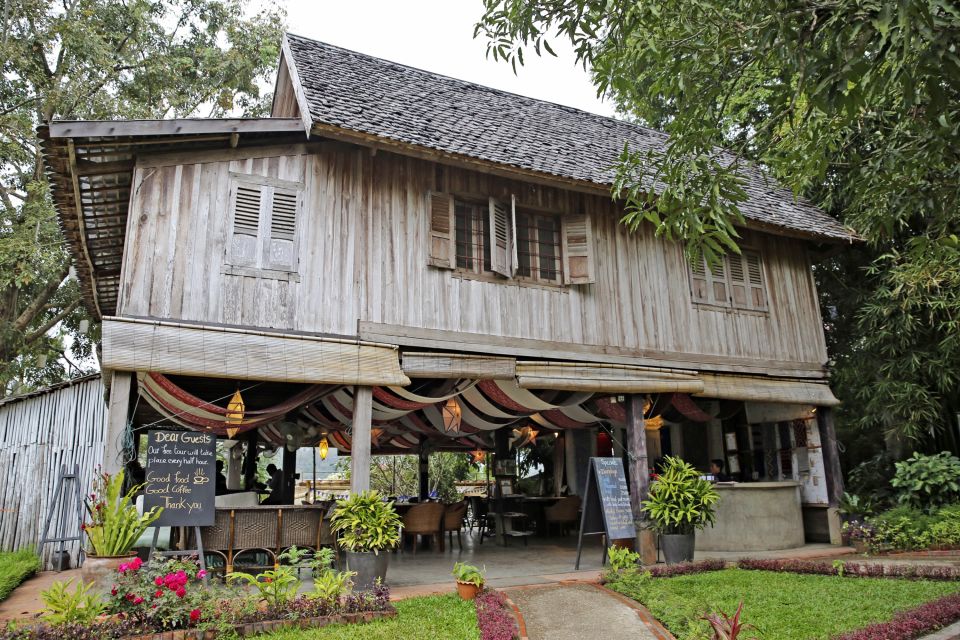 Traditionelles laotisches Wohnhaus auf Stelzen