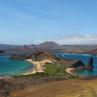 Das berühmteste und meistfotografierte Motiv auf den Galapagos-Inseln. Dieser Blick vom Aussichtshügel auf Bartolome hinunter über die gleiche Insel und in Richtung Insel Santiago.
