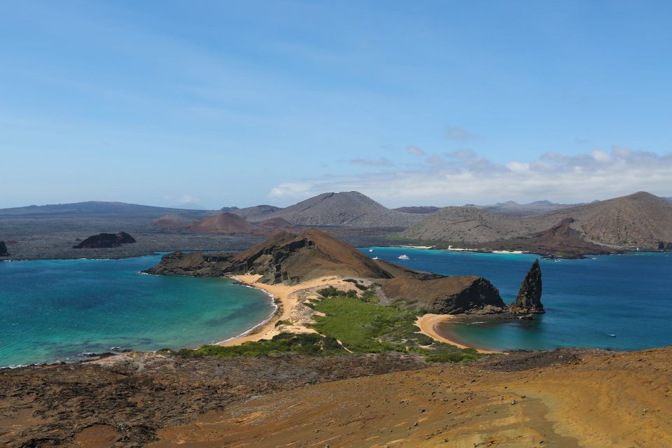 Das berühmteste und meistfotografierte Motiv auf den Galapagos-Inseln. Dieser Blick vom Aussichtshügel auf Bartolome hinunter über die gleiche Insel und in Richtung Insel Santiago.