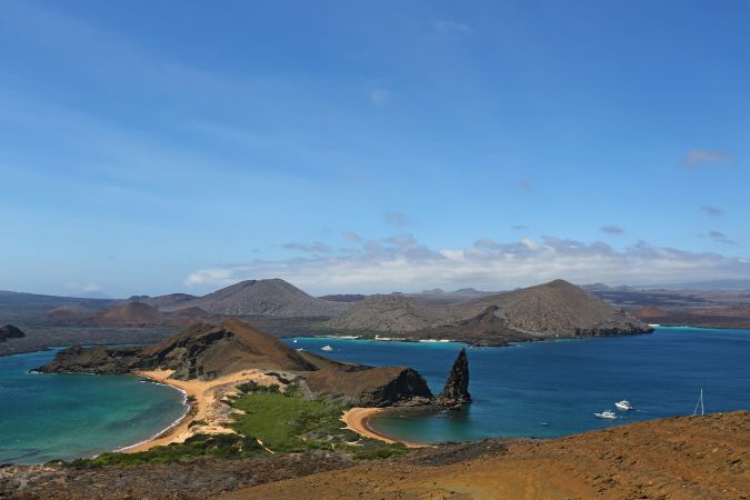 Das berühmteste und meistfotografierte Motiv auf den Galapagos-Inseln. Dieser Blick vom Aussichtshügel auf Bartolome hinunter über die gleiche Insel und in Richtung Insel Santiago. © Diamir