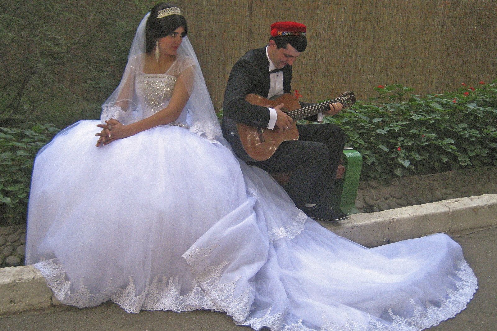 Brautpaar Duschanbe – Begegnung an der Staße
