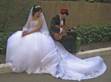 Brautpaar Duschanbe – Begegnung an der Staße