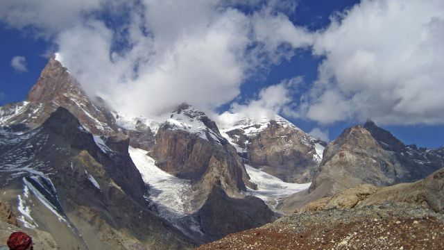 Blick auf die Bergriesen (v.l.) Energie (5113m), Tschimtarga (5487), Miraly (5120m)