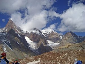 Blick auf die Bergriesen (v.l.) Energie (5113m), Tschimtarga (5487), Miraly (5120m)