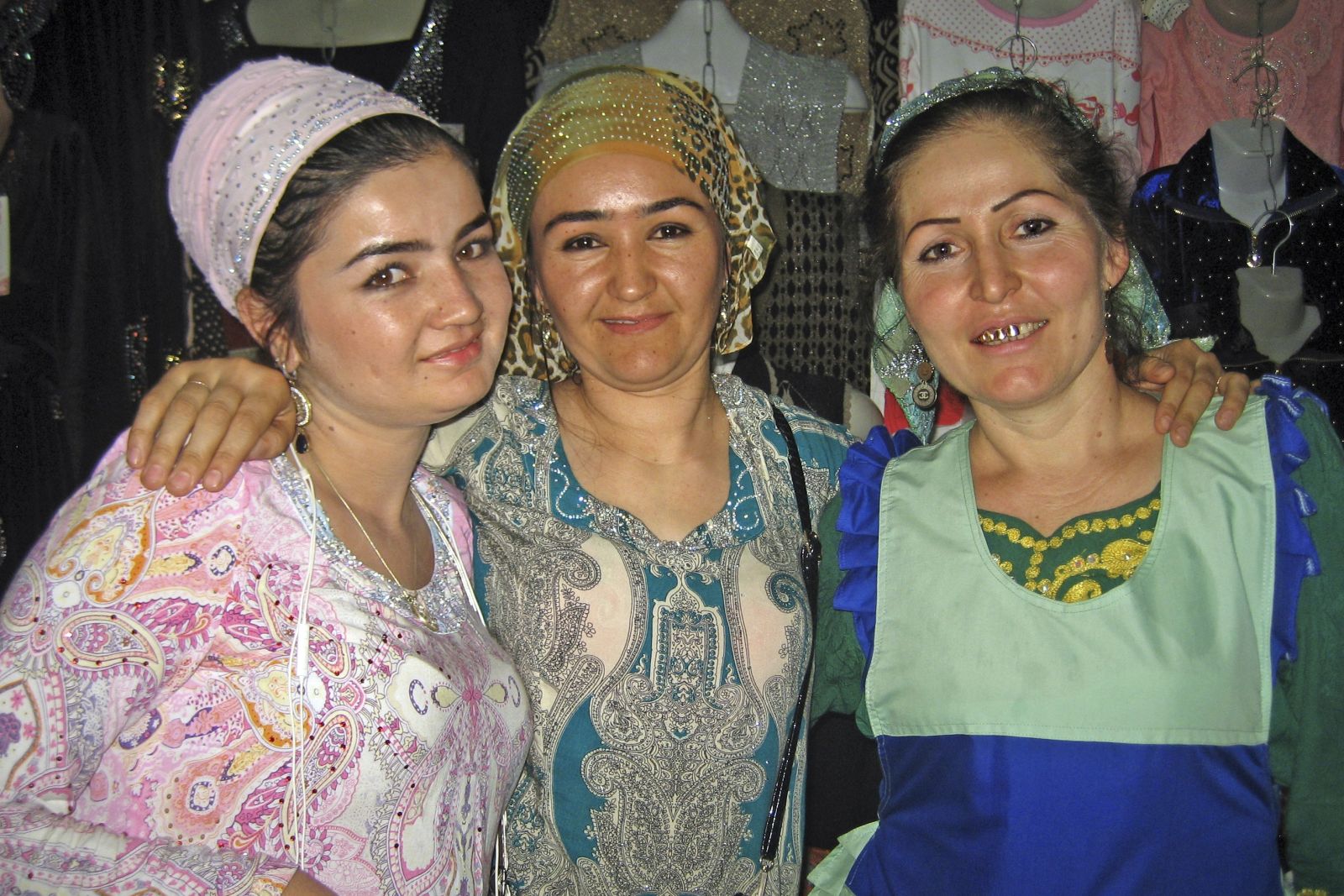 Freundliche Tadschikinnen auf dem Basar in Duschanbe