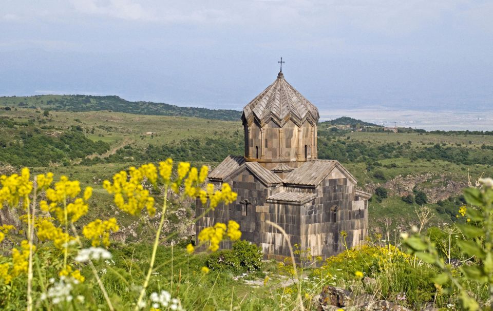 Kleine Kapelle im Aragats-Hochland