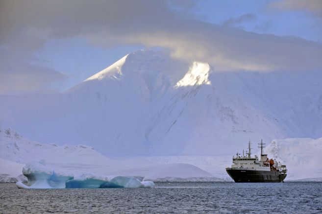 Die Ortelius unterwegs an der Antarktischen Halbinsel