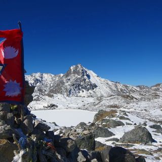 stolz weht die nepalesische Flagge auf dem Laurebina-Pass (4610 m)
