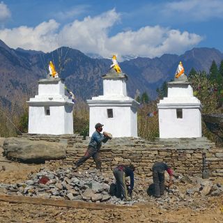 Stupas im Wiederaufbau – eine aufwendige und schwere Handarbeit