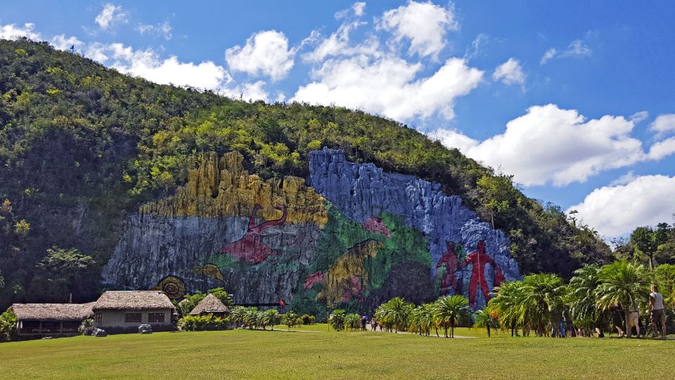Zu Ehren der indigenen Bevölkerung geschmückte „prähistorische“ Wand im Viñales-Tal