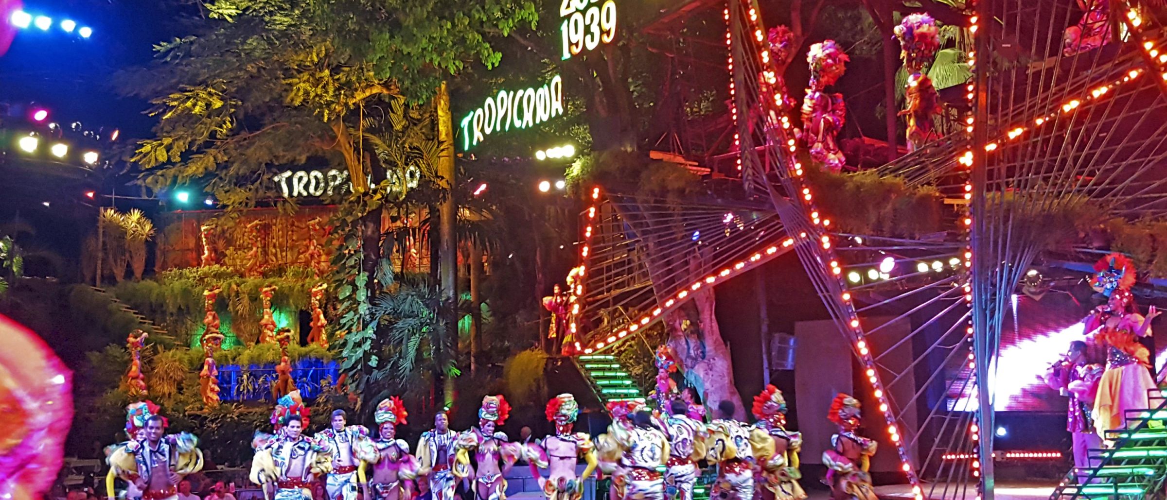 Farbenfrohe TänzerInnen in der berühmten Tropicana Show in Havanna
