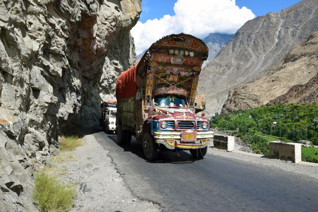 Die bunten LKWs gehören zum typischen Straßenbild Pakistans.