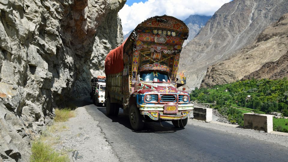 Die bunten LKWs gehören zum typischen Straßenbild Pakistans.