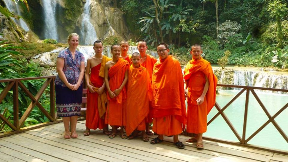 Ausflug der Mönche zu den Wasserfällen von Kuang Si in Laos