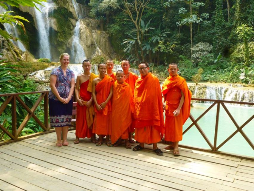Ausflug der Mönche zu den Wasserfällen von Kuang Si in Laos