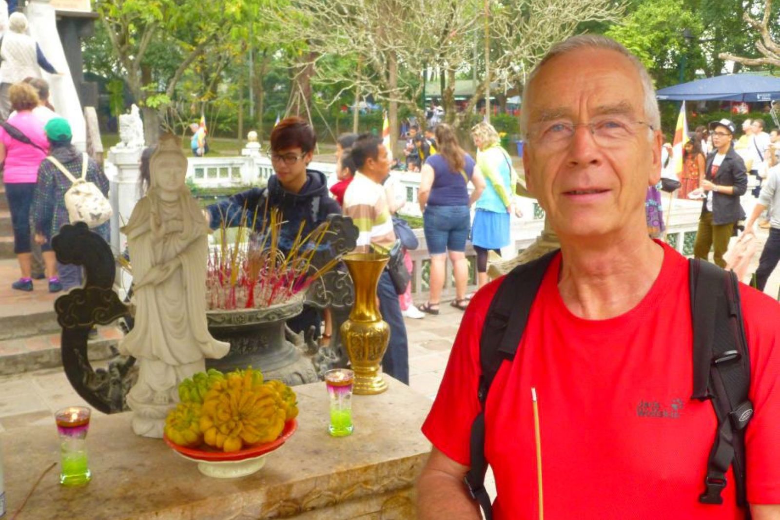 Gerhard vor der Einsäulenpagode in Hanoi